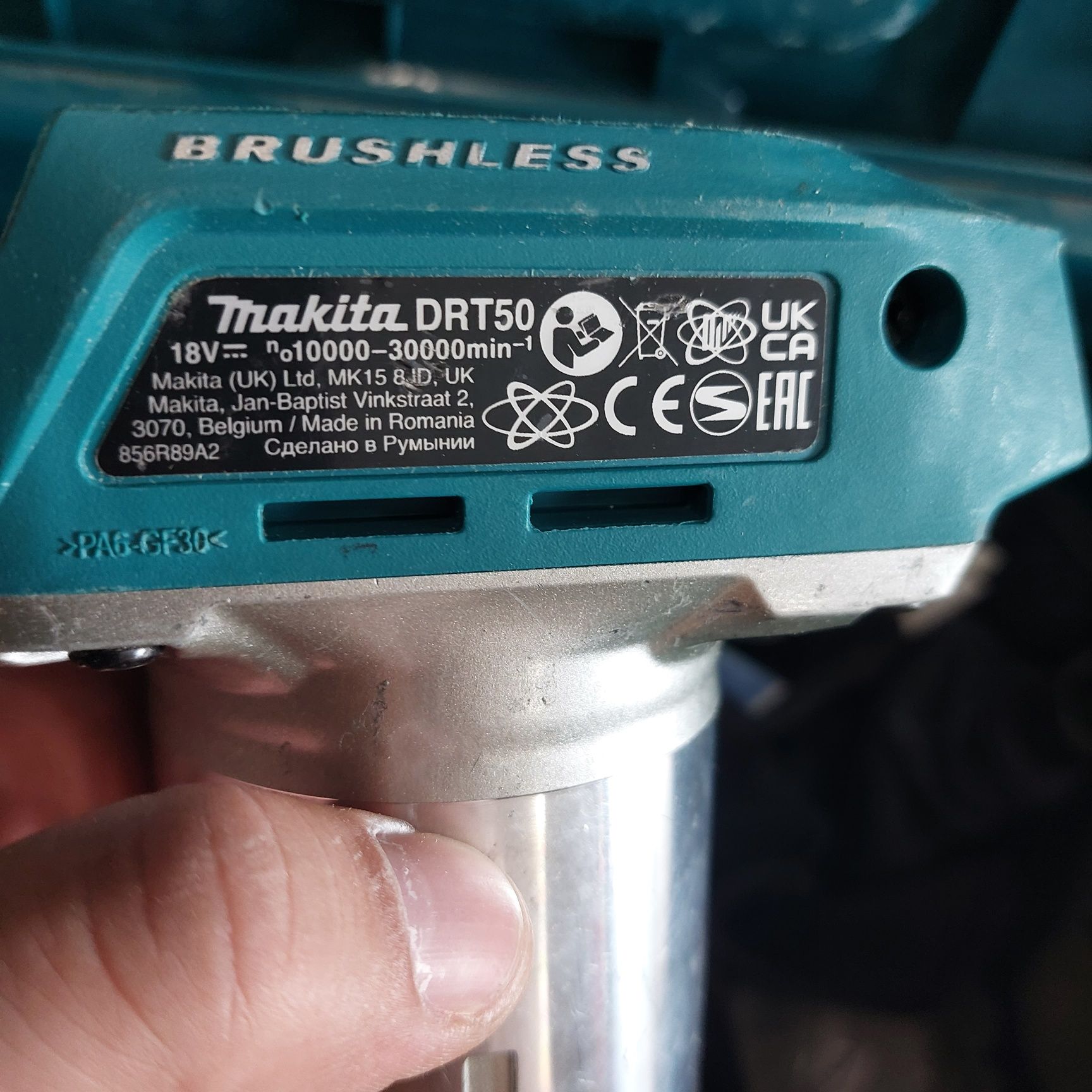 Makita DRT50 18V акумулаторна фреза Макита 18 волта комплект