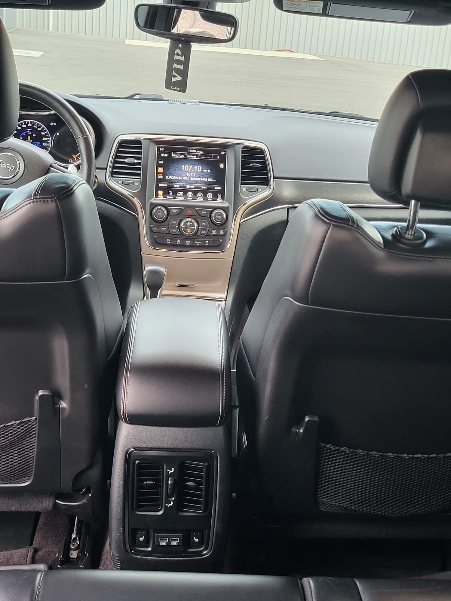 Jeep Grand Cherokee vând sau schimb cu autoturism