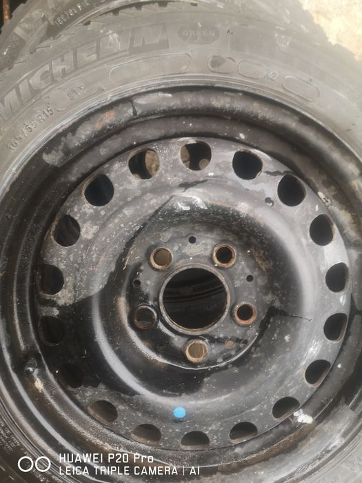 Продавам две гуми с джанти