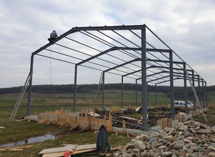 Vand hală metalică de 10 x 10 metri, în stare de utilizare. Construcți