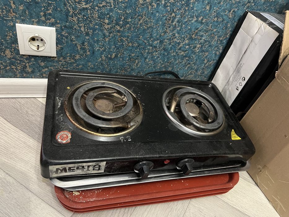 Подносы. Плита. Весы.