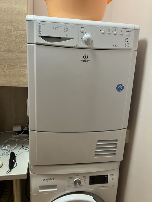 Продавам работеща сушилня Indesid