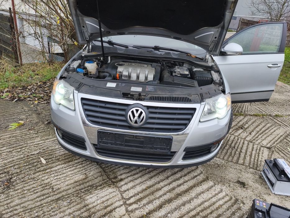 Bară față cu grilă centrală cromată Volkswagen Passat B6 gri LA7W