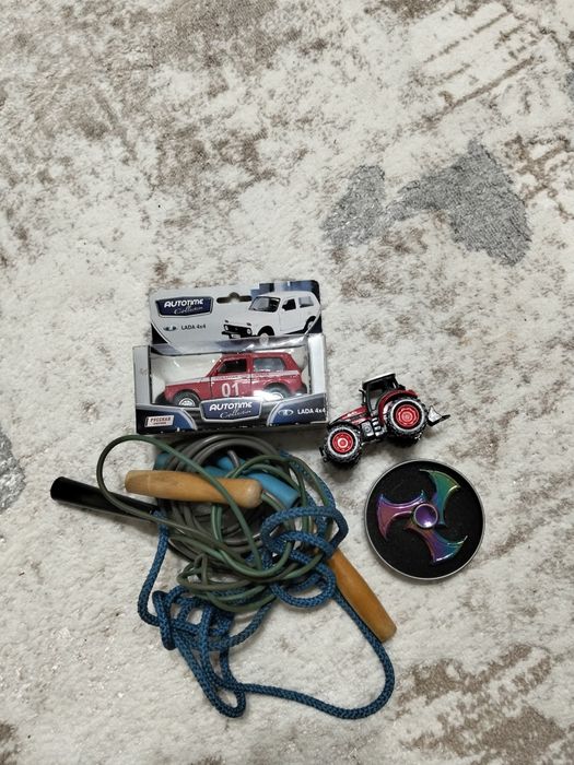 Игрушки разные целые