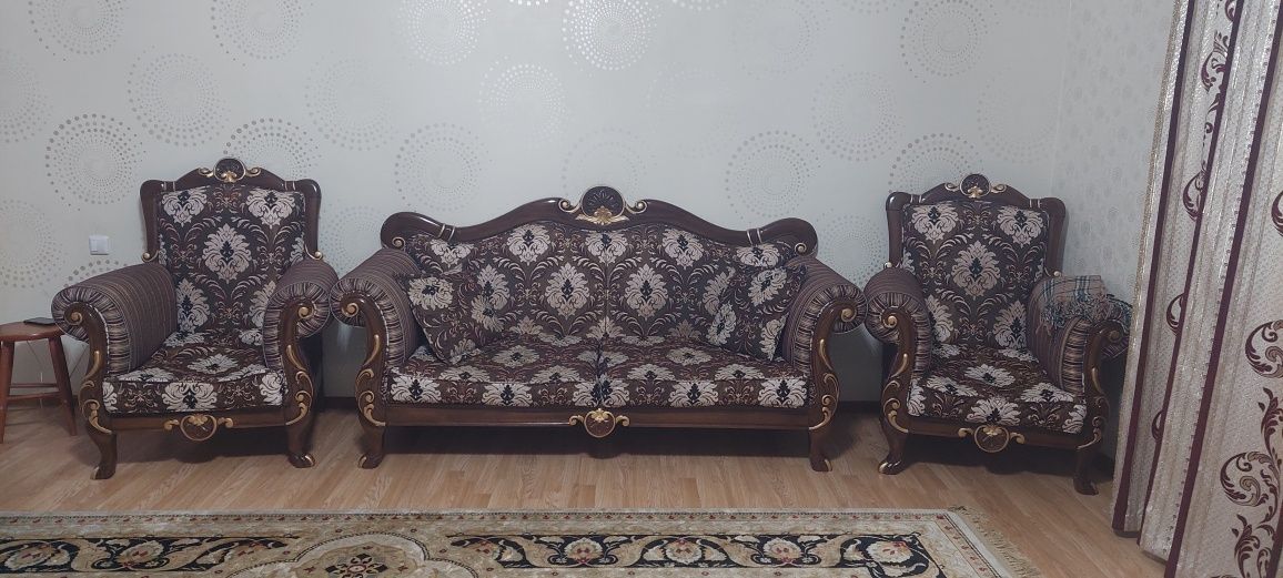 Продам диван с креслами