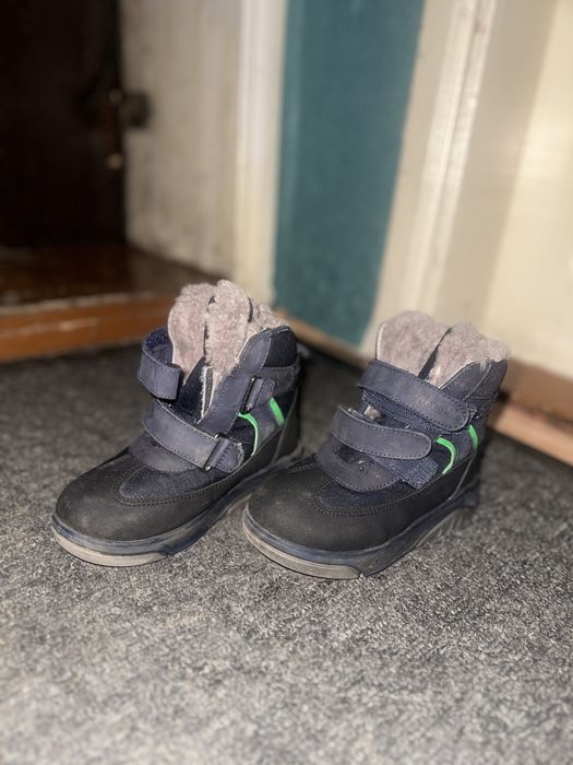 Фирменная Детская обувь теплая  в хорошем состоянии