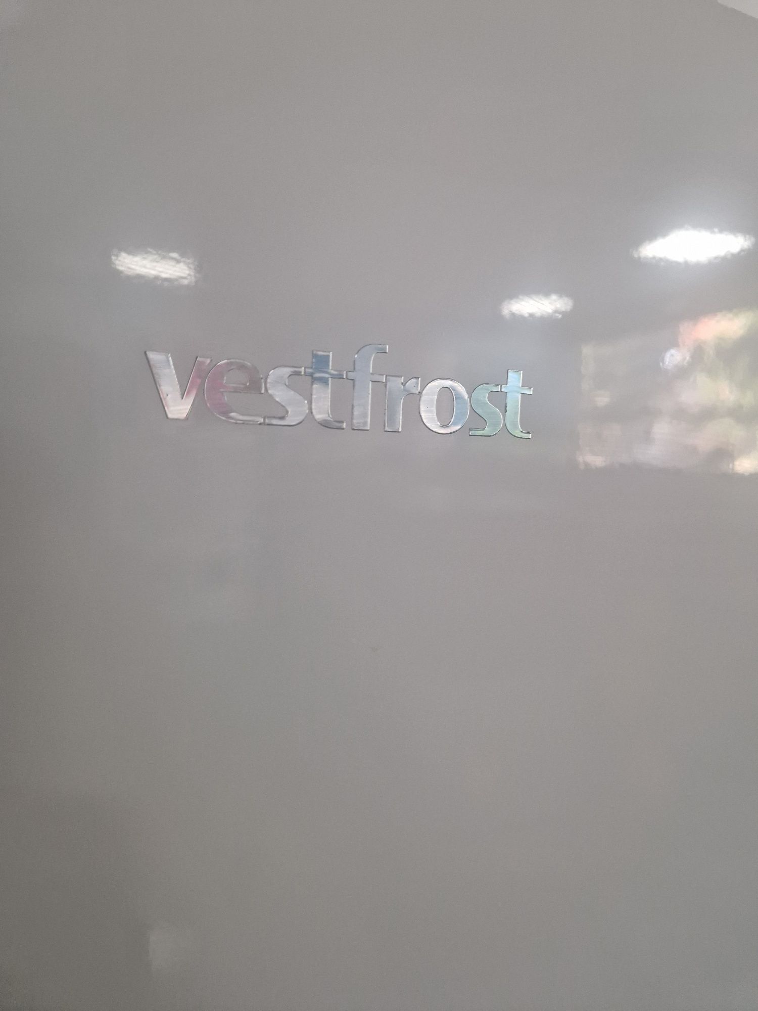 Хладилник с фризер Vestfros A++ 306 литра Нов