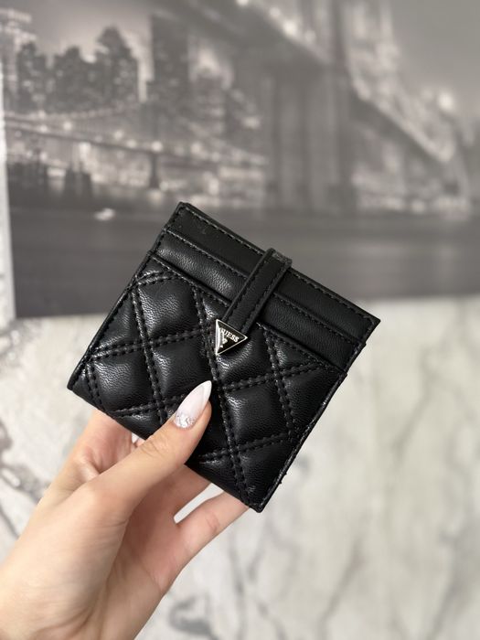 Дамско портмоне Guess – черно, елегантно и компактно