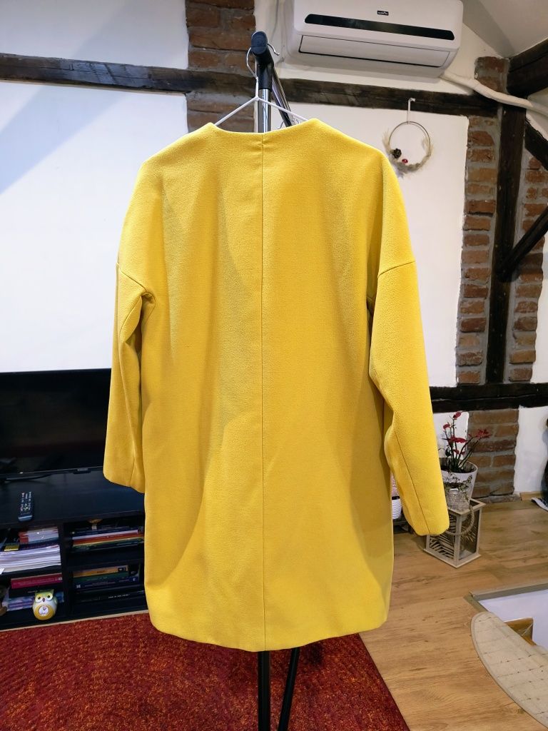 Palton elegant galben.
Mărimea 38.
Preț 70 lei.