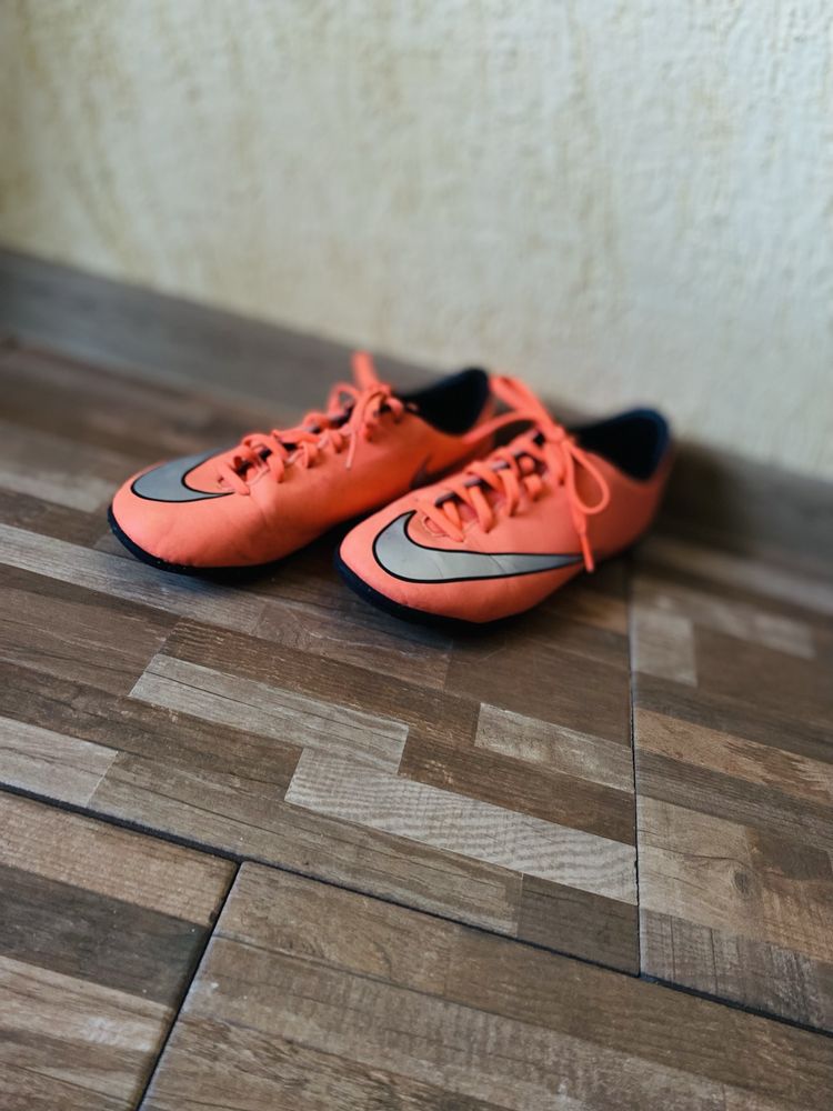 Футболни стоношки на Nike. Запазени са .Номер 36