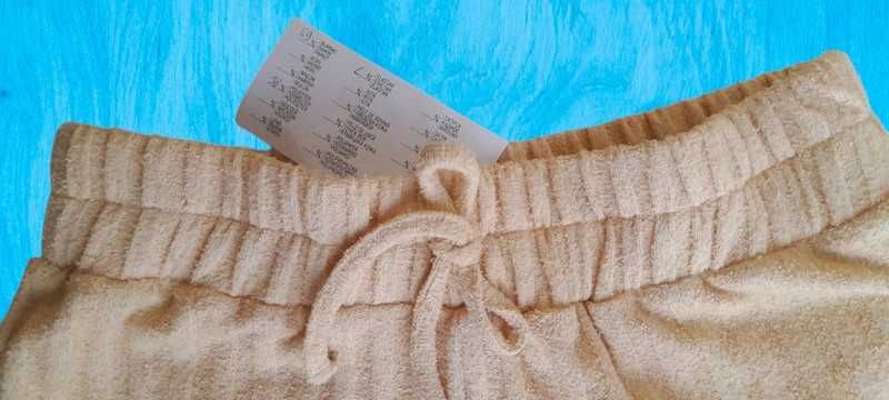 Pantaloni scurti bej tricot cu talie inalta si snur in talie S