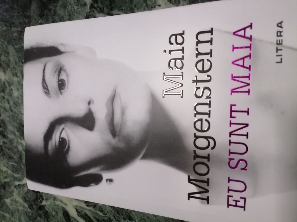 Vand carte autobiografica cu semnatura Maia Morgenstern