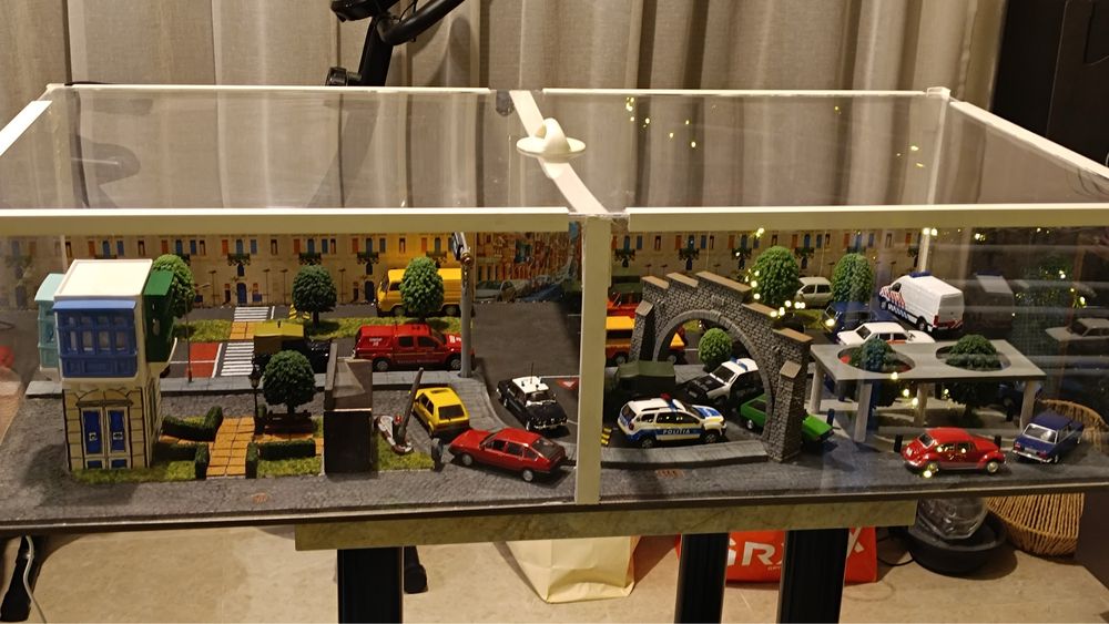 Diorama tip Vitrina cu protectie la praf pentru macheta