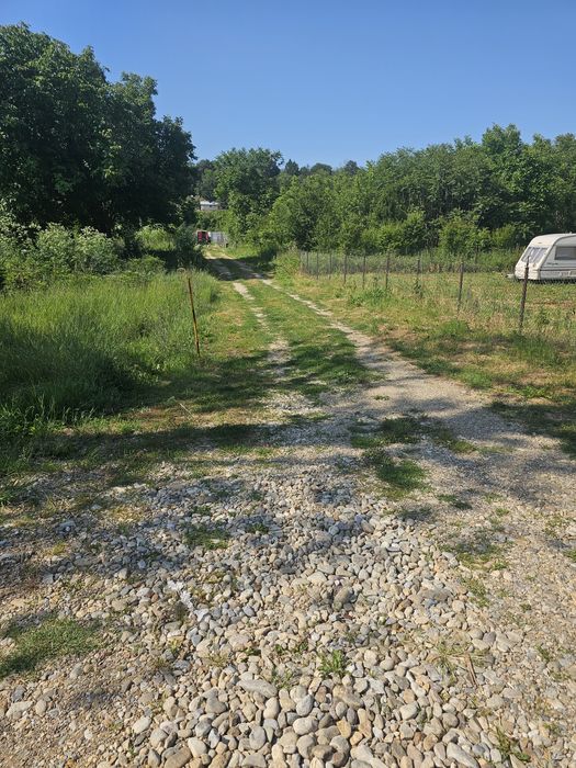 Vand teren intravilan Batoți com . Devesel