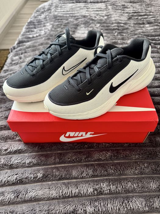 Nike Uplift Sc alb-negru.