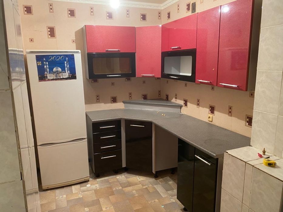 Продам куханный гарнитур, холодильник , газовую плиту