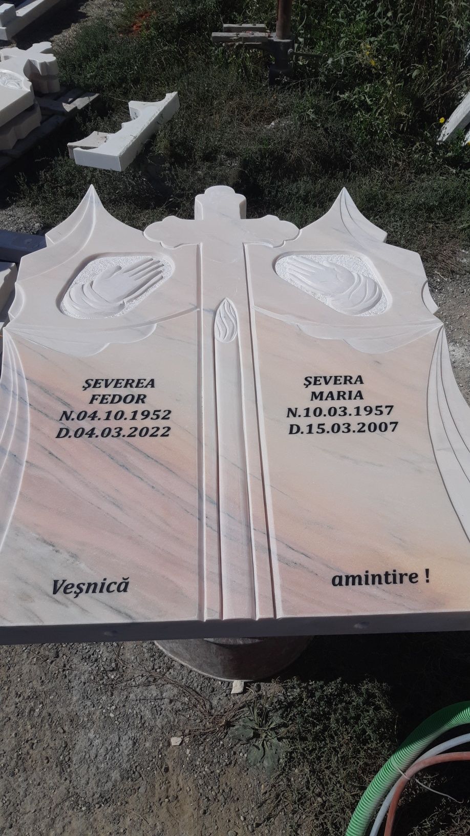 Reducere de preț monumente funerare,cruci ,mozaic.