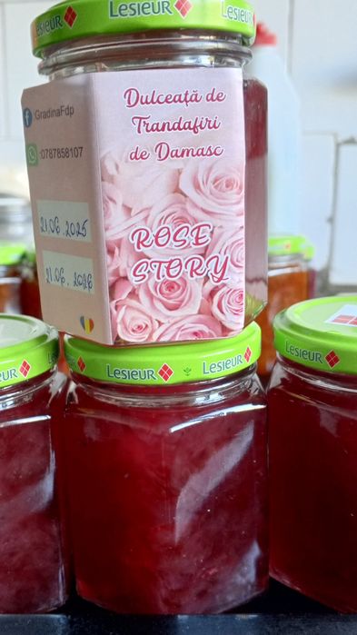 Vând dulceață de trandafiri