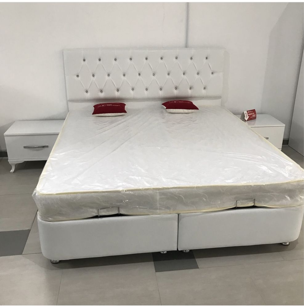 Кровать двухспальный и 2 прикроватная тумбочка