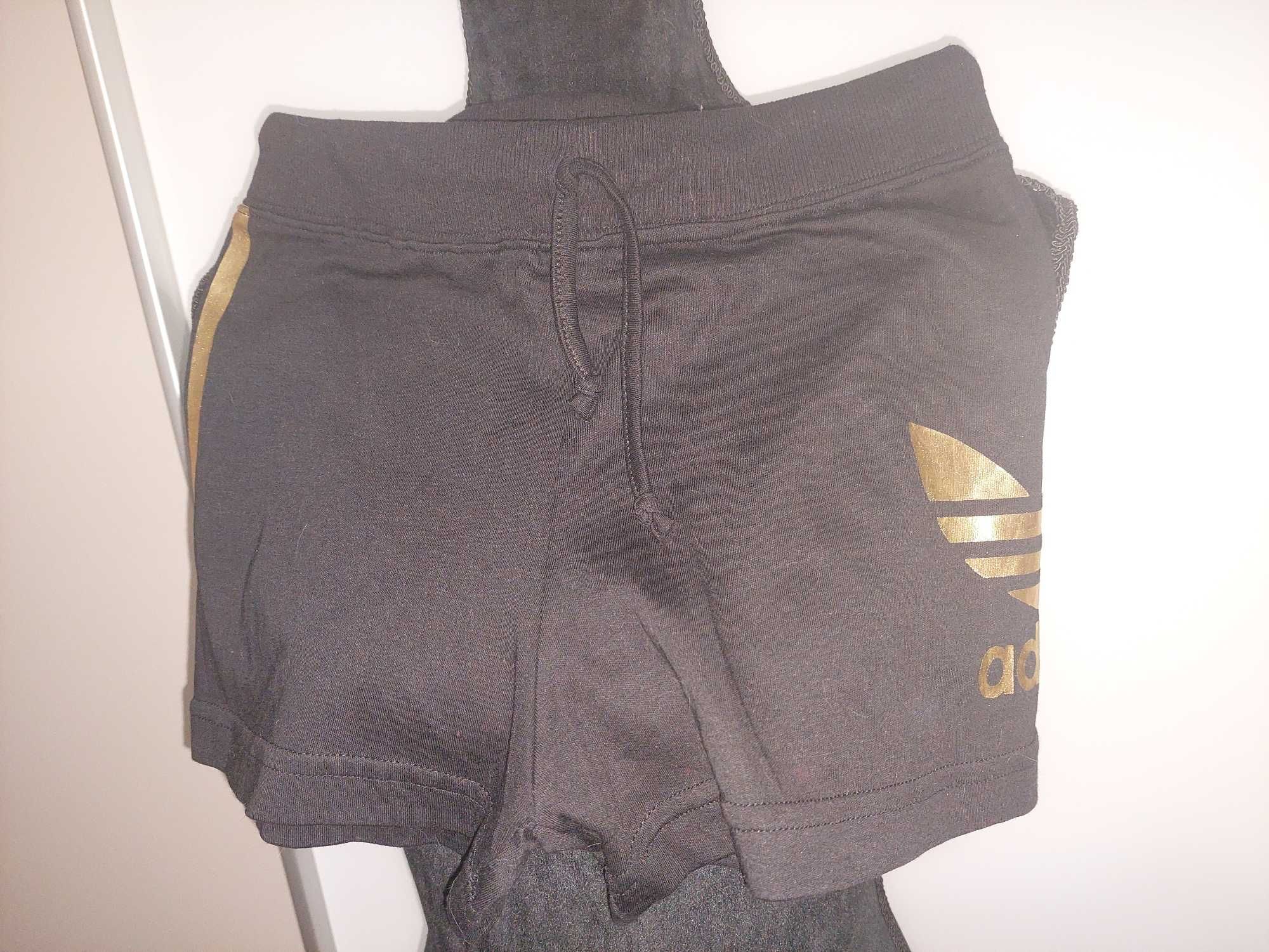 Pantaloni de dama scurti Adidas, negri cu imprimeu auriu