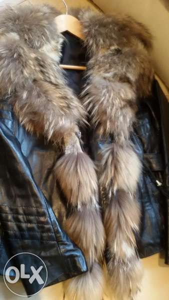 Стилно дамско кожено яке с яка от лисица