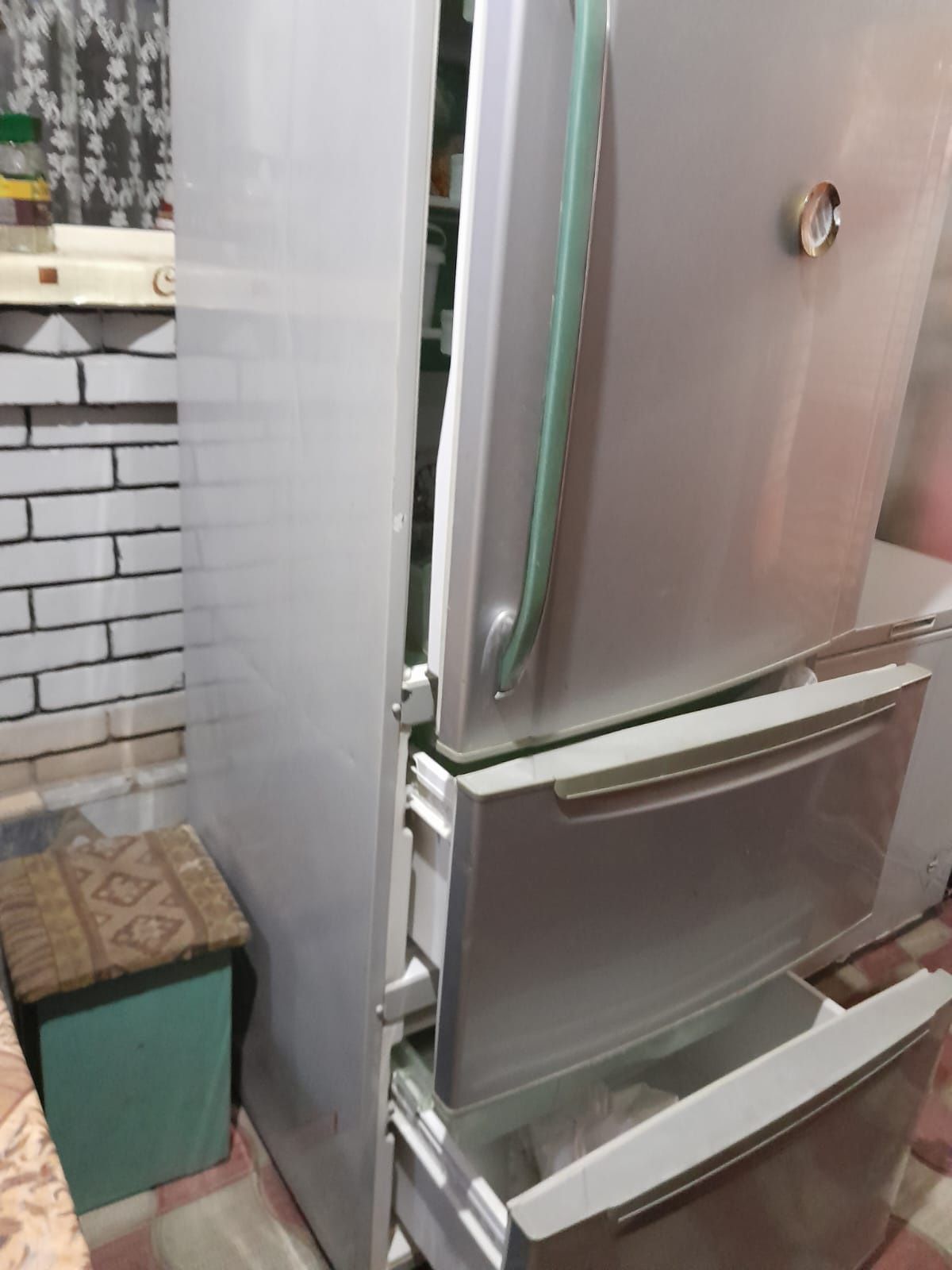 Большой двухкамерный холодильник