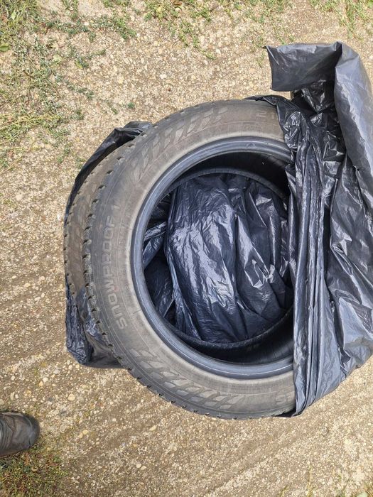 Vând anvelope Nokian 215/55/17