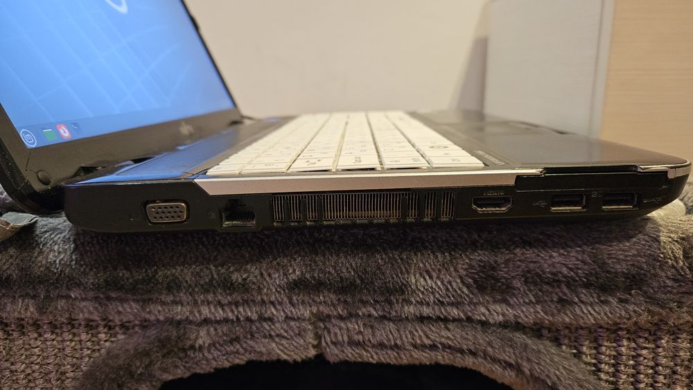 Fujitsu AH531 лаптоп