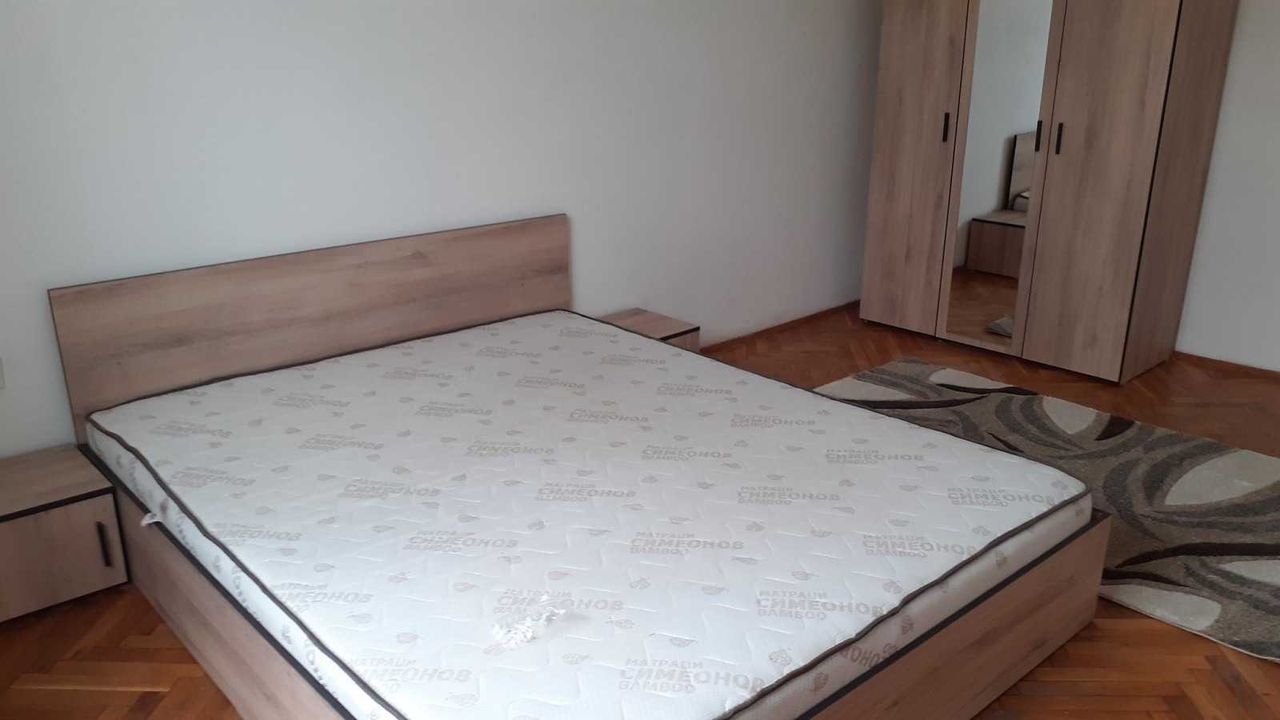 Дава се под наем Тристаен апартамент в София, Център - 80 кв.м за 550 € - Снимка #1