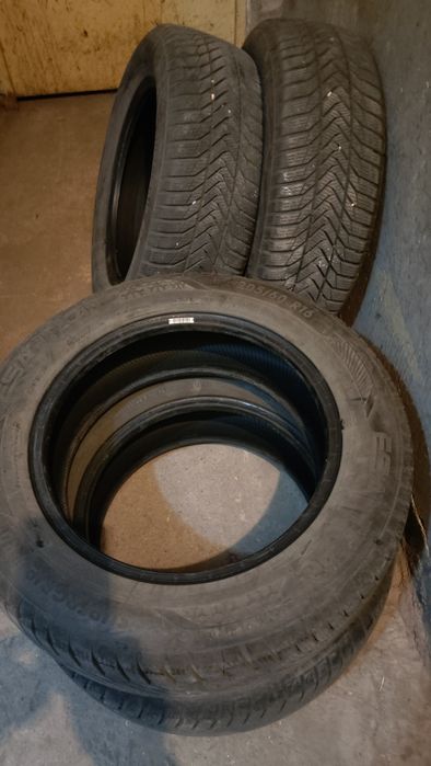 Продавам зимни гуми 205 60 16 .