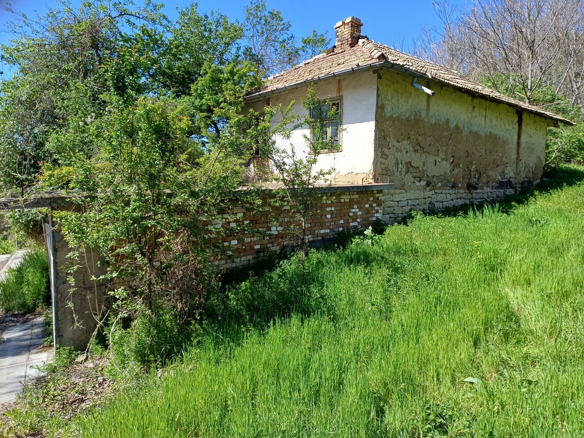 Продавасе къща, земя и гараж.