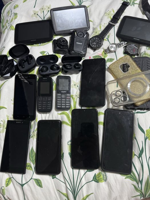 Vand telefoane si GPS etc ..