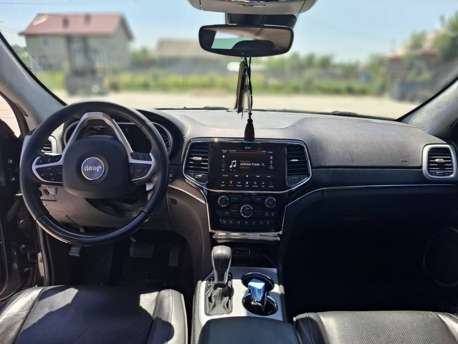 Vând Jeep Grand Cherokee Summit