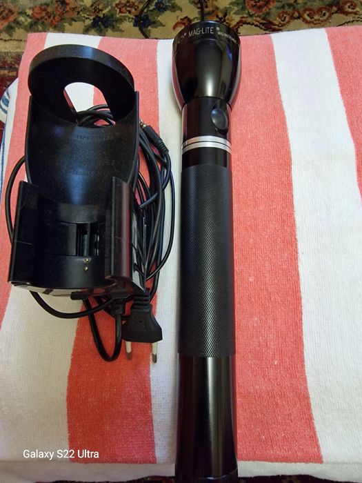 Lanternă MAG-LITE cu acumulator și încărcător