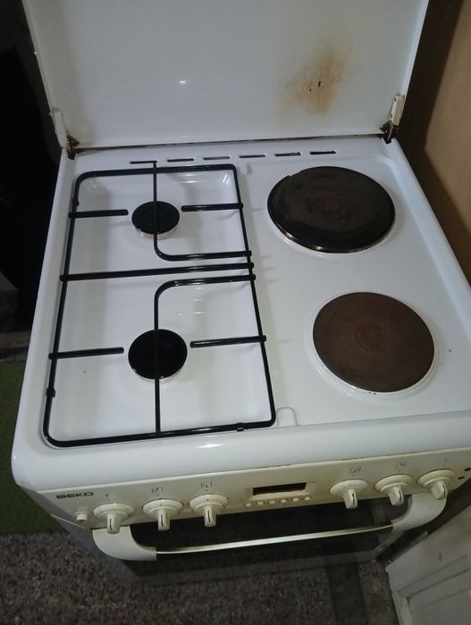 Готварска печка Beko с 2 газови котлона и 2 на ток