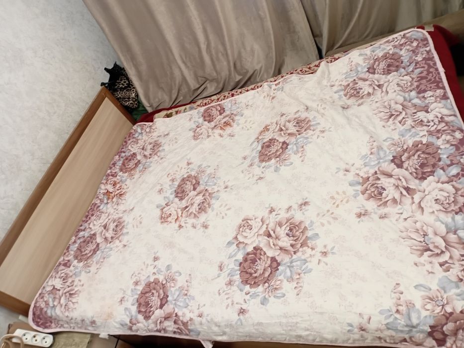 Продам двуспальнюю кровать, без матраса