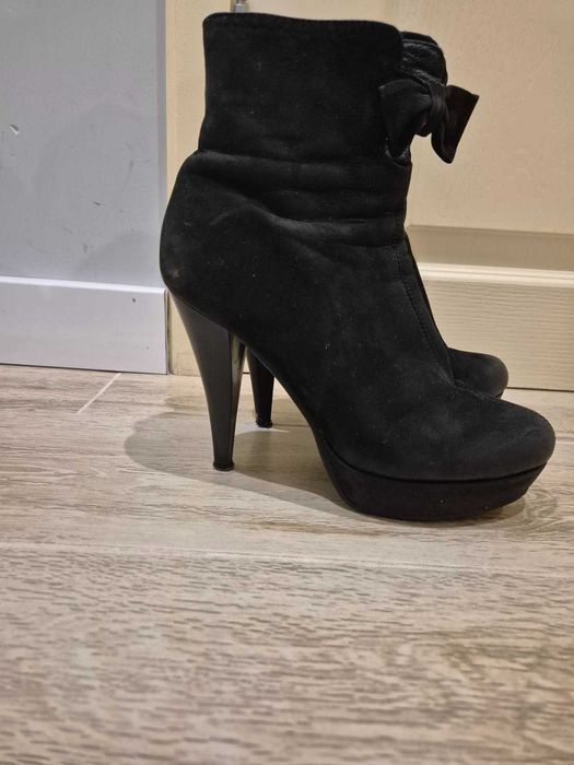 Боти от естествен велур
Боти от естествен велур
Номер 38
 ток 10-11см