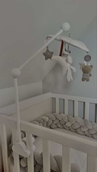 Музикална бебешка въртележка с дървена стойка