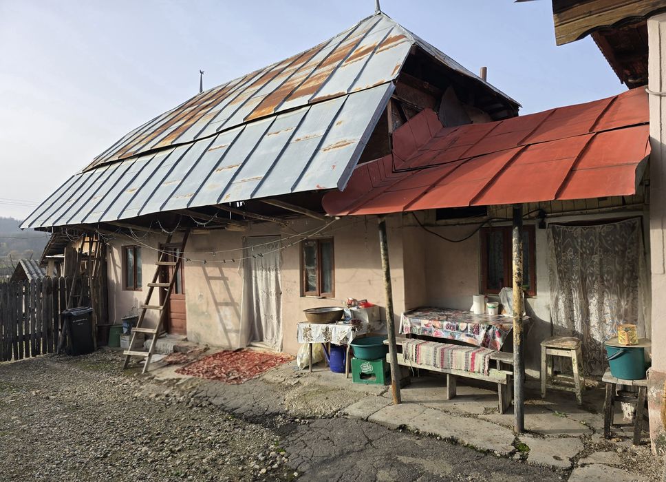 Vânzare casă si anexe + teren 3.200 mp  – Hulubești