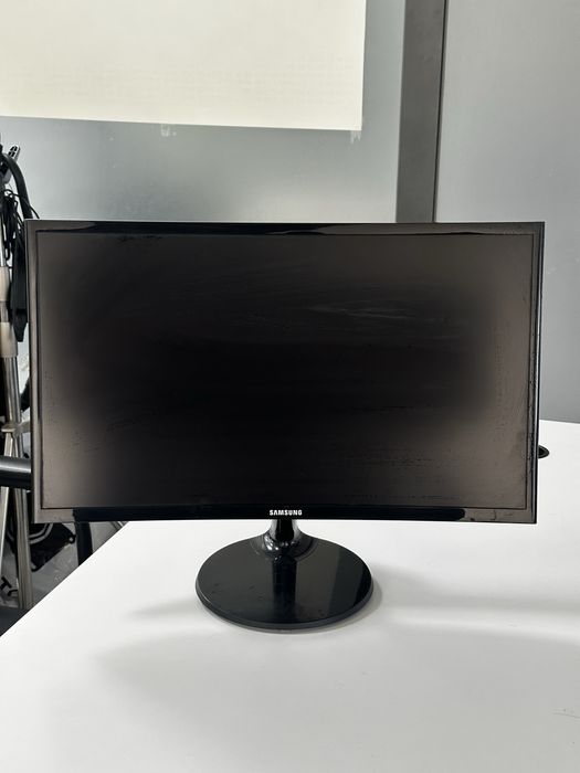 Monitor curved  Samsung 24 ideal xolatda