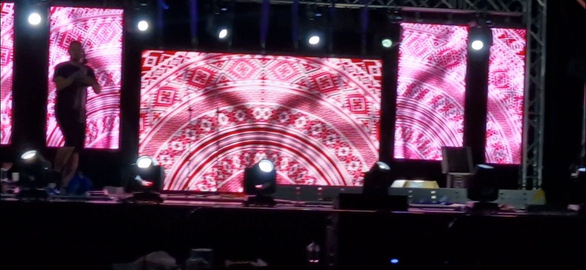 Închiriez podium scenă, de la 10 la 100 mp ,sonorizare,ecran led