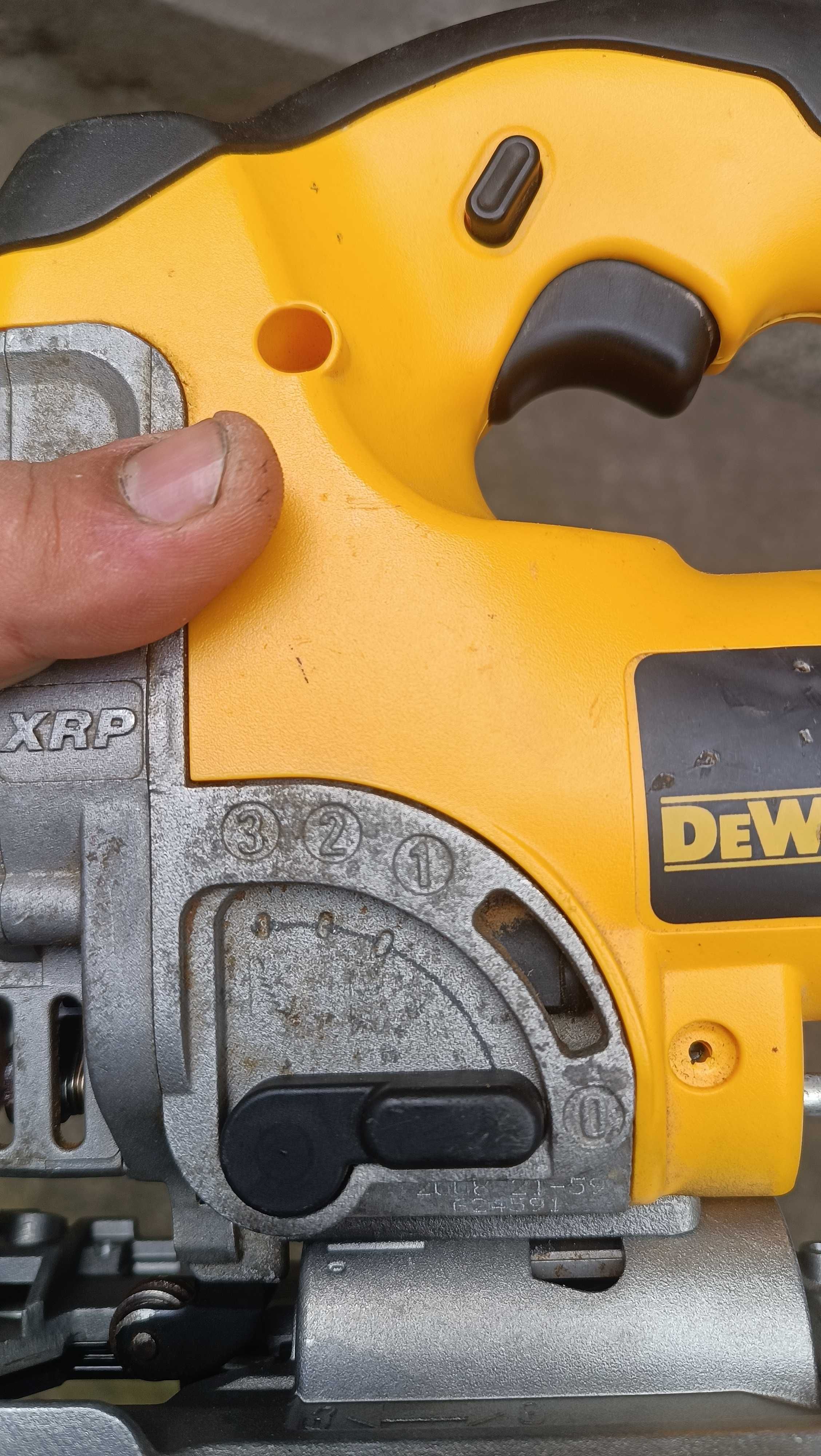 Акумулаторен прободен трион / зеге DeWalt DC330 с две батерии.