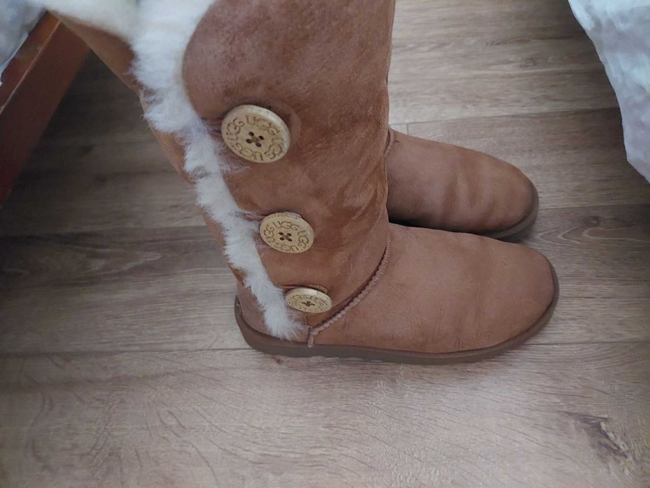 Vand  Cizme ugg  in stare buna
