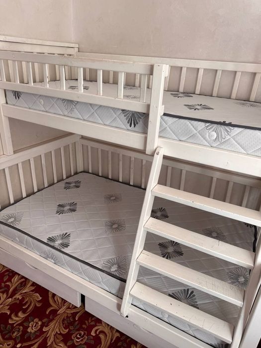 Кровать двухъярусная большая крепкая с матрасами кроват 2этажли kravat