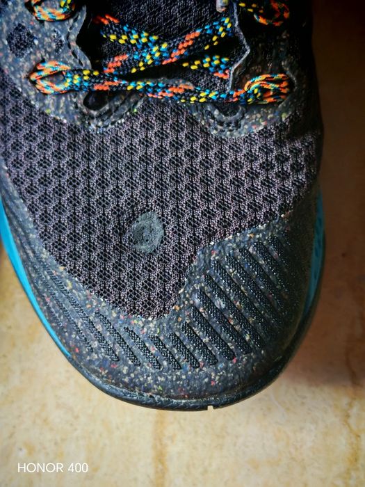 Adidași Nike negri