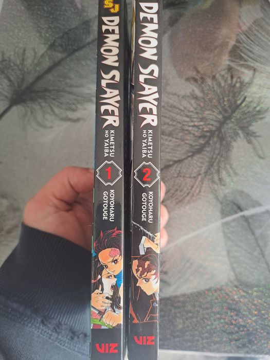 Продавам манга Demon Slayer vol 1 и 2