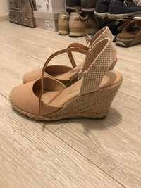 Pantofi cu talpa wedge de 8 cm