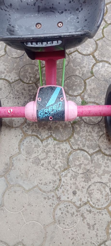 Vând tricicletă de copii Green Machine culoare roz deschis