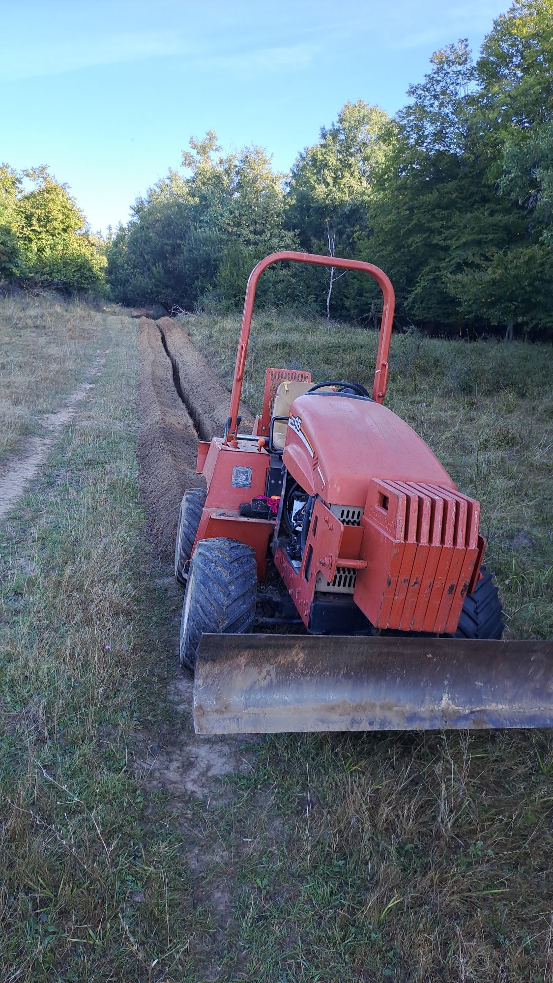 Vand sau schimb cu autoturism.trencher