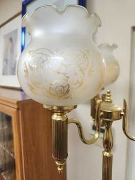 Лампа и стойка за костюми.